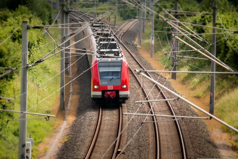 Abgerissene Oberleitung bremst Bahnverkehr aus